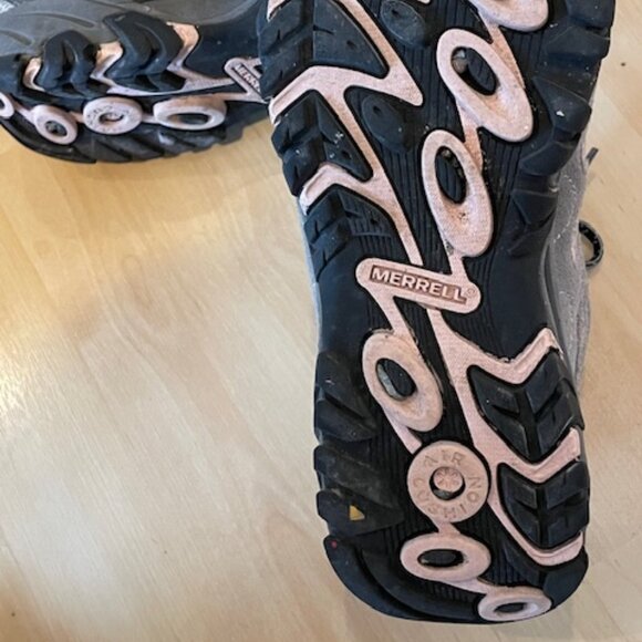 Ladies size 7 Merrill hiking shoes. - Picture 3 of 4